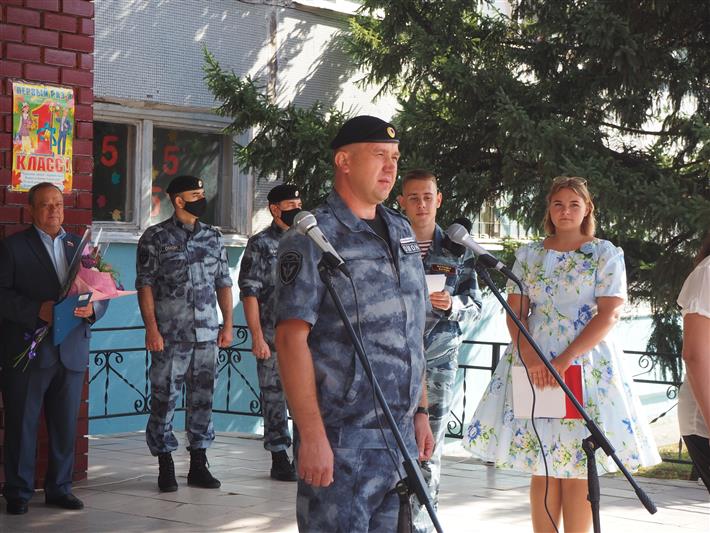 Росгвардейцы Центрального округа поздравили учеников и преподавателей образовательных учреждений с Днём знаний 