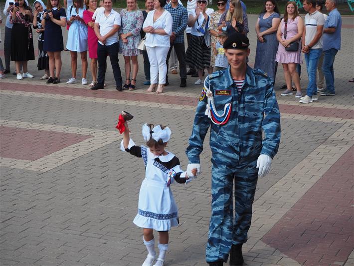 Росгвардейцы Центрального округа поздравили учеников и преподавателей образовательных учреждений с Днём знаний 
