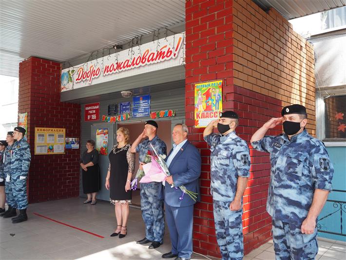 Росгвардейцы Центрального округа поздравили учеников и преподавателей образовательных учреждений с Днём знаний 