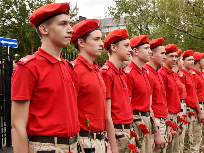При участии Росгвардии в Майкопе открыт памятник Герою России