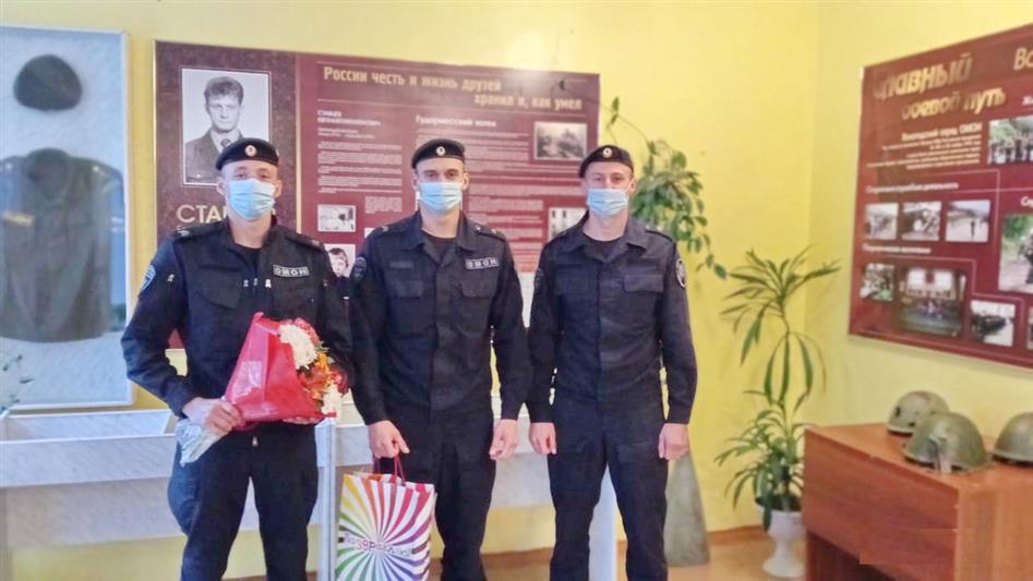 Сотрудники Северо-Западного округа Росгвардии поздравили школьников с Днём знаний и обеспечили безопасность праздника