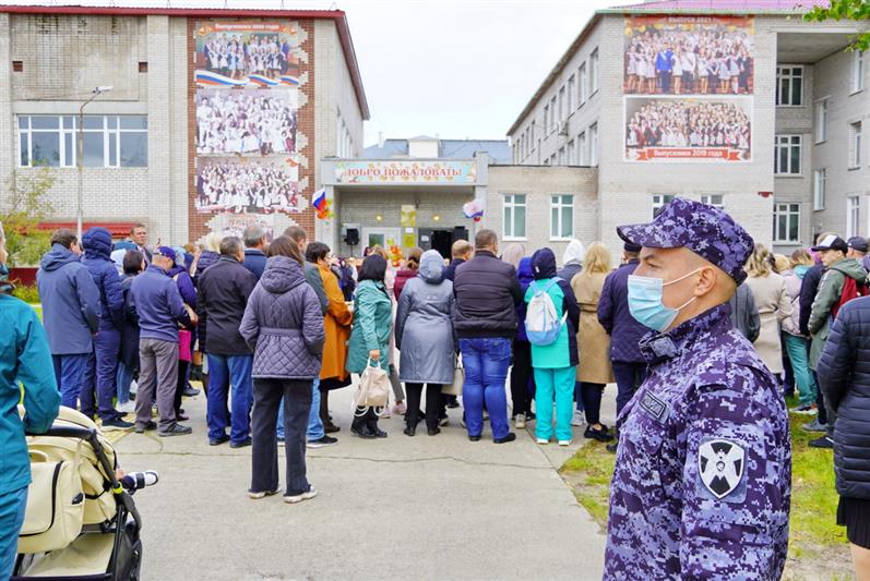 Сотрудники Северо-Западного округа Росгвардии поздравили школьников с Днём знаний и обеспечили безопасность праздника