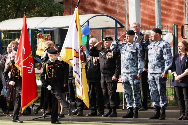 Сотрудники Северо-Западного округа Росгвардии поздравили школьников с Днём знаний и обеспечили безопасность праздника