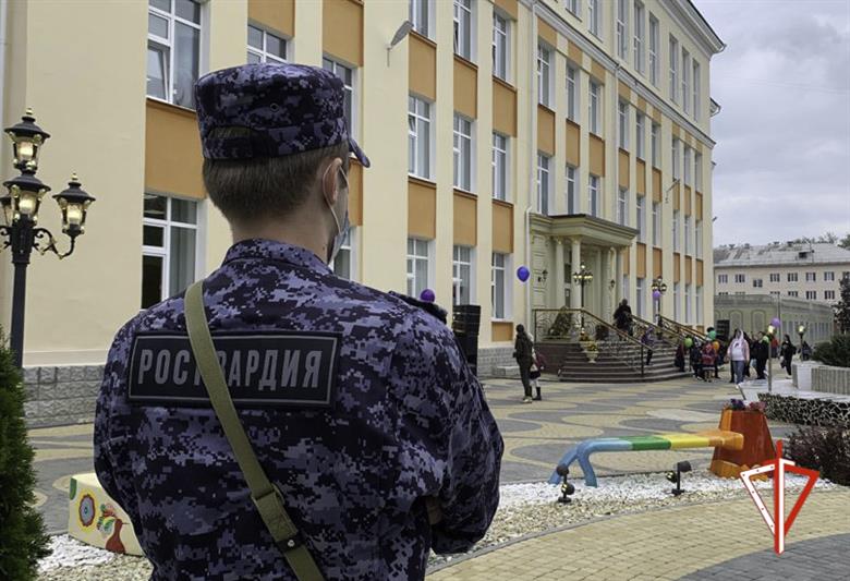 Росгвардейцы Уральского округа обеспечили правопорядок во время празднования Дня знаний