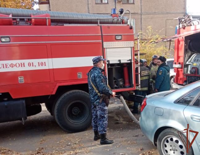 Росгвардейцы оказали содействие спасателям МЧС во время пожара жилого дома в Энгельсе 