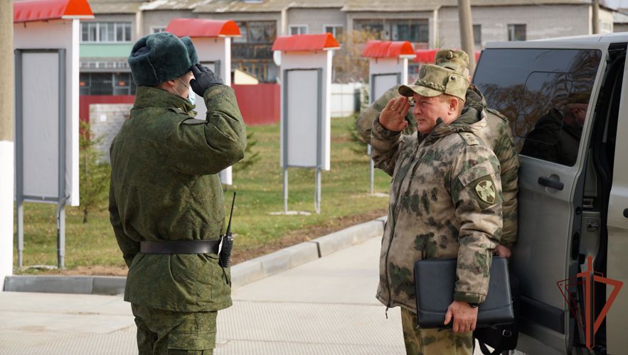 Командующий Приволжским округом Росгвардии проверил подчиненные подразделения в Кировской области 