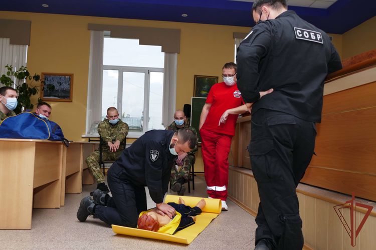Сотрудники кемеровского спецназа Росгвардии учатся оказанию неотложной помощи на роботах-тренажерах 