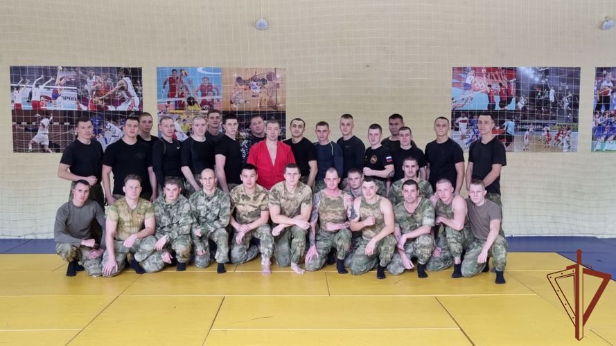 Именитый самбист провёл мастер-класс для бойцов спецназа калиновского соединения Росгвардии (видео)