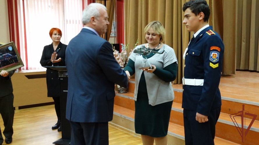 Московской школе передали модель вертолета Росгвардии «Герой России Василий Чубенко»  