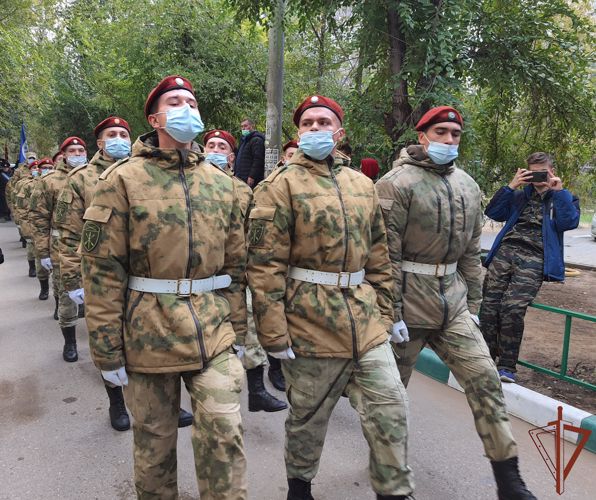 Ветерана войны из Астрахани поздравили с 96-летием военнослужащие Росгвардии