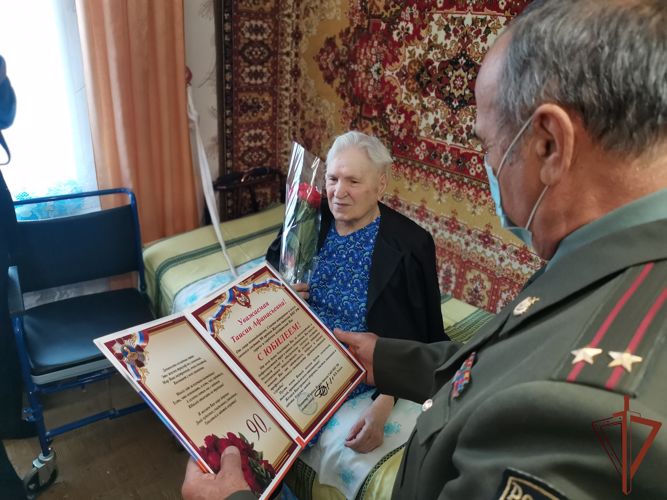 Военнослужащие северского соединения Росгвардии поздравили ветерана войны и труженика тыла с 90-летием