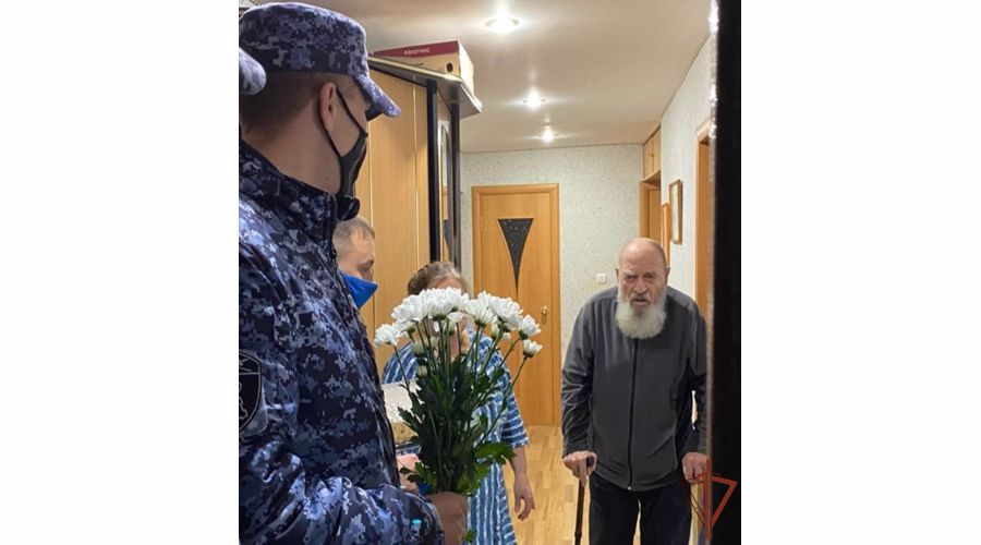 Росгвардейцы поздравили с 98-летием тюменца-участника Великой Отечественной войны