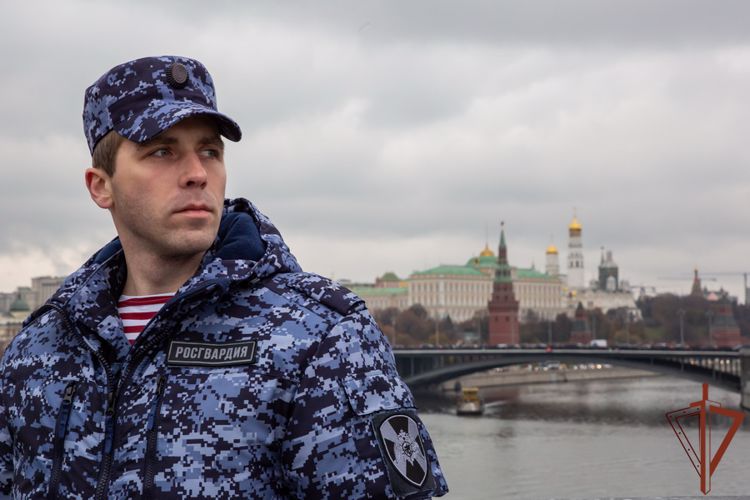 Сотрудники Росгвардии спасли жизнь упавшему в Москву-реку мужчине