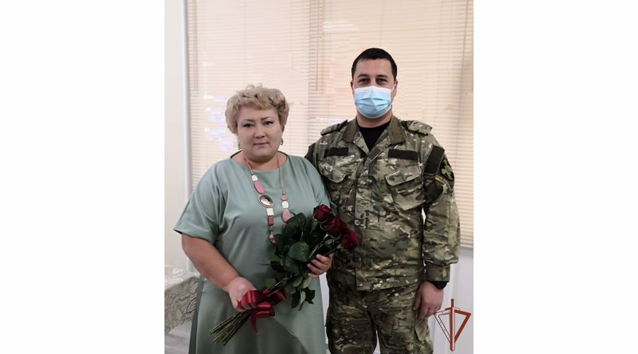 В Липецке сотрудники СОБР территориального Управления Росгвардии поздравили маму и вдову погибшего офицера с Днем Рождения