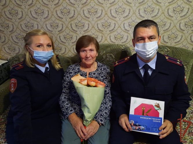 В Республике Коми офицеры вневедомственной охраны поздравили ветерана службы с 75-летним юбилеем