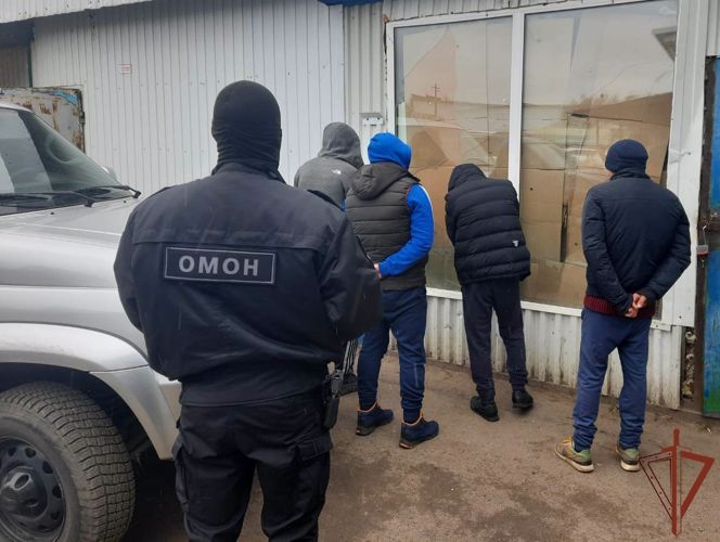 При содействии бойцов ОМОН Росгвардии в Югре конфисковано более 11 тонн контрафактного алкоголя (видео)