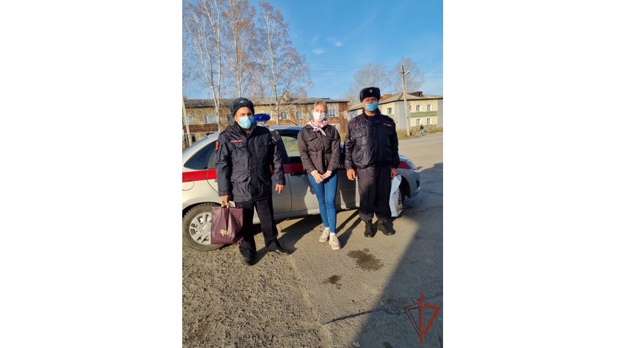 Росгвардейцы помогают пожилым жителям Новосибирской области