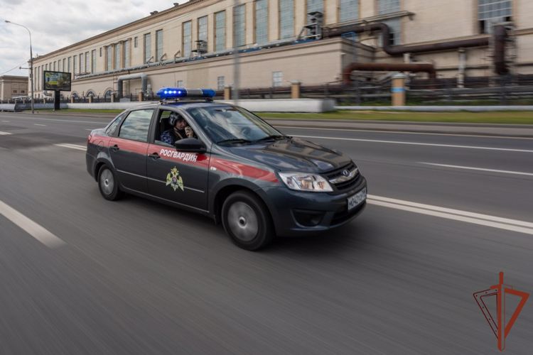Сотрудники Росгвардии предотвратили пожар в жилом доме на юге Москвы