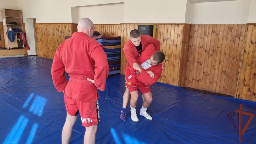 Титулованный самбист провел мастер-класс для сотрудников екатеринбургского ОМОН на транспорте (видео)