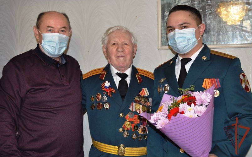 Офицеры Росгвардии в Тюмени поздравили ветерана трудового фронта с 90-летием