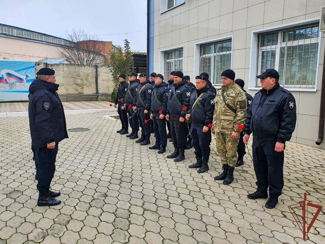 В Минеральных Водах бойцы ОМОН на транспорте почтили память сослуживца, погибшего при исполнении служебного долга
