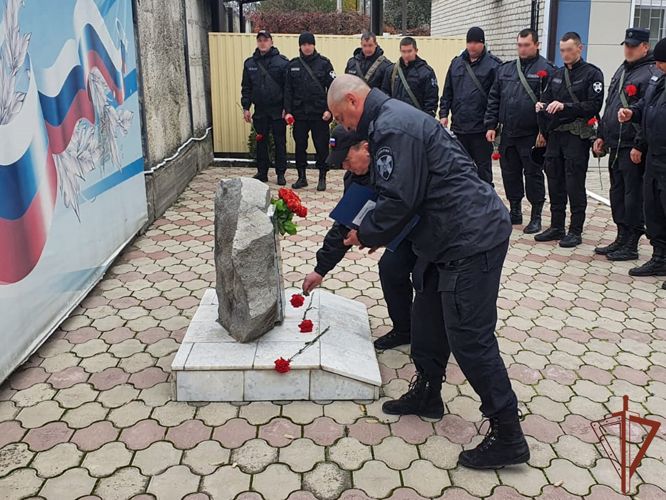 В Минеральных Водах бойцы ОМОН на транспорте почтили память сослуживца, погибшего при исполнении служебного долга