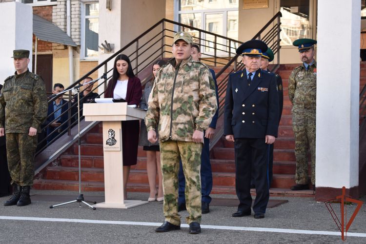 Представители Росгвардии поздравили юных подшефных с посвящением в кадеты