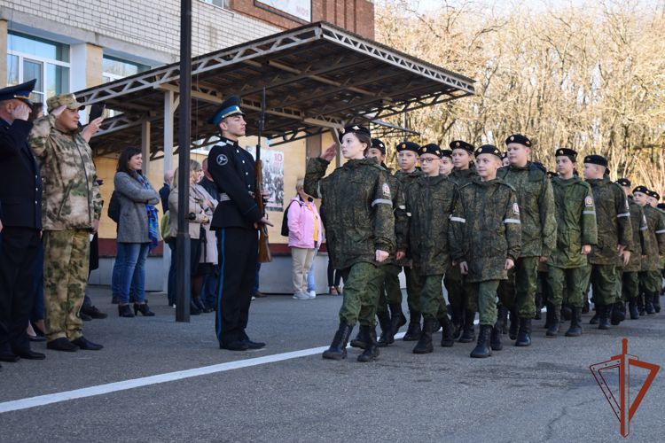 Представители Росгвардии поздравили юных подшефных с посвящением в кадеты