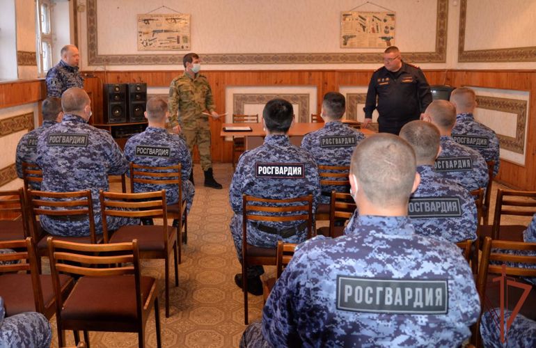 Росгвардейцам вручили почетные грамоты за помощь родителям военнослужащего, пострадавшим от пожара в Свердловской области