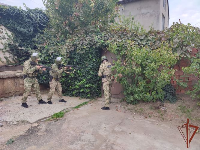 При содействии Росгвардии в Дагестане задержаны подозреваемые в незаконном хранении наркотиков