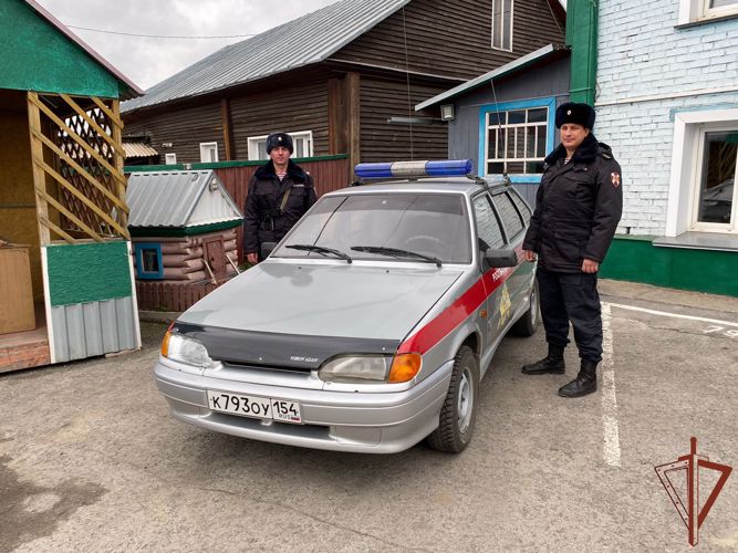 Сотрудники Росгвардии эвакуировали семью из горящего дома в Новосибирской области