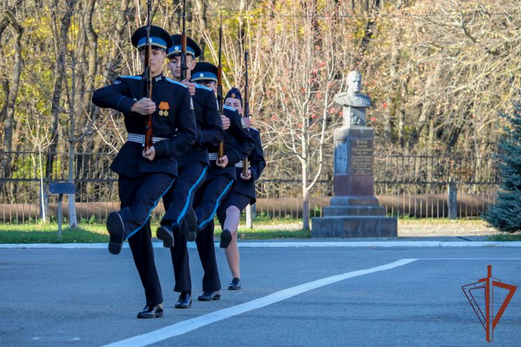 Представители Росгвардии поздравили юных подшефных с посвящением в кадеты