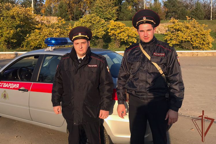 Росгвардейцы в Краснодаре оказали помощь пострадавшей от нападения собаки пожилой женщине