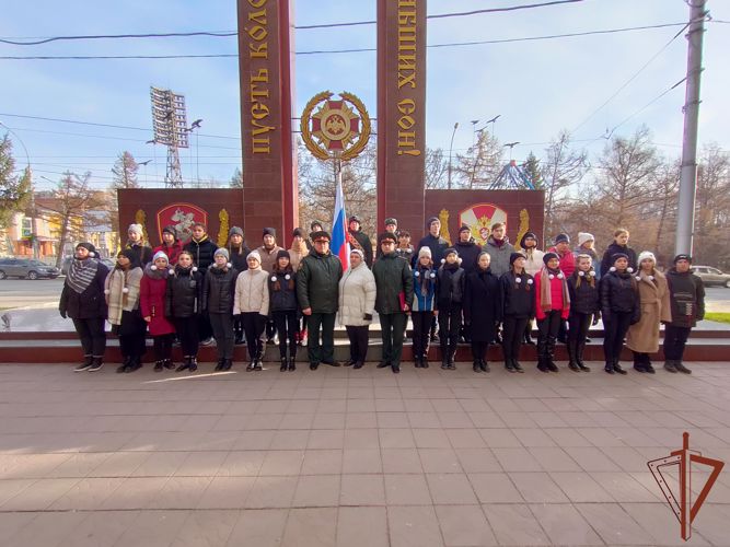 Офицеры Сибирского округа Росгвардии приняли присягу дружинника у студентов колледжа   