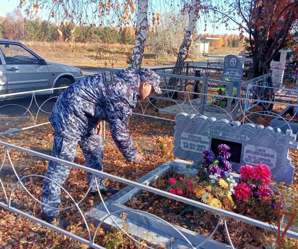 Росгвардейцы благоустроили место захоронения участника Великой Отечественной войны в Зауралье