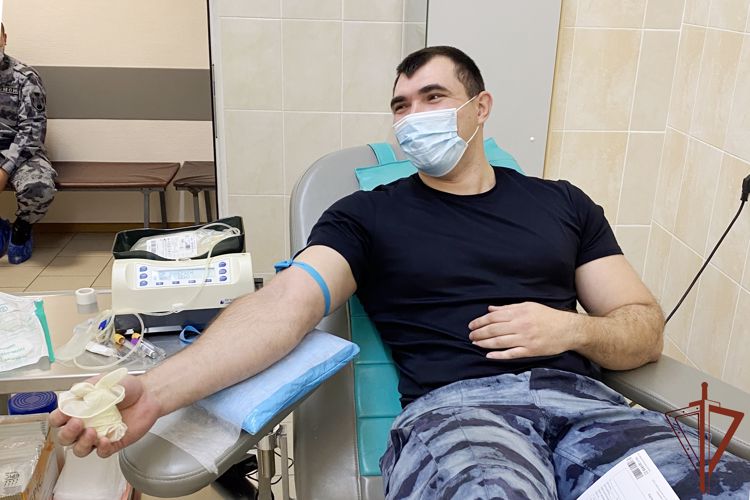 Росгвардейцы стали донорами для пациентов с редкой группой крови в Санкт-Петербурге