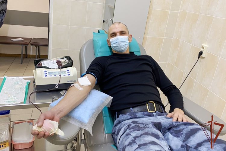 Росгвардейцы стали донорами для пациентов с редкой группой крови в Санкт-Петербурге