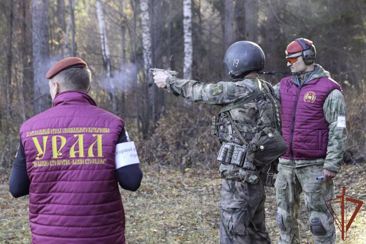 Спецназовцы Уральского округа Росгвардии прошли испытания на право ношения крапового берета (видео)