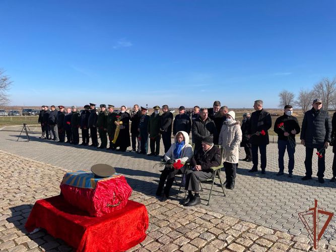 Росгвардейцы почтили память погибшего в годы войны лётчика