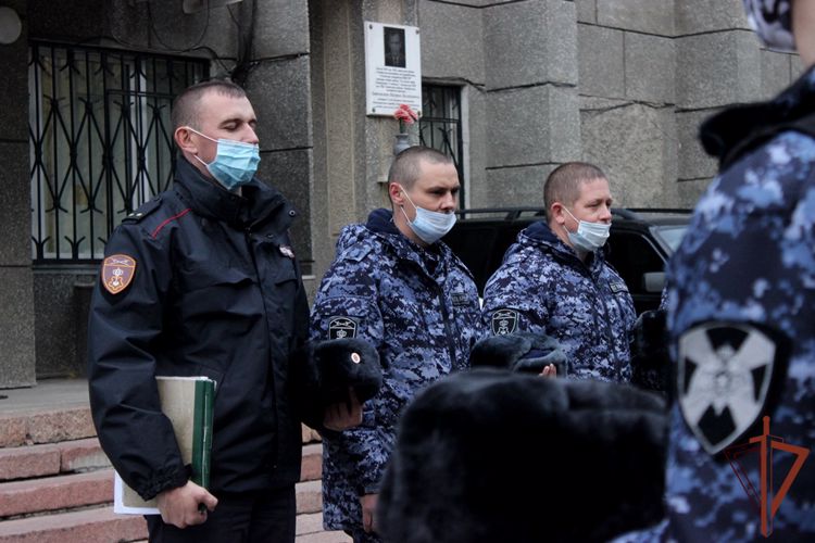 В Челябинске росгвардейцы почтили память сослуживца, погибшего при исполнении служебного долга