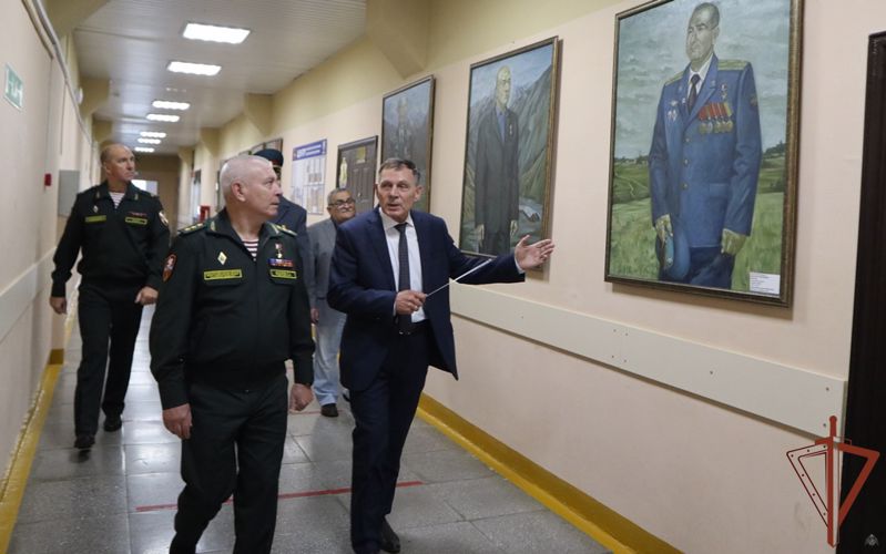 Командующий Уральским округом Росгвардии посетил Екатеринбургский кадетский корпус