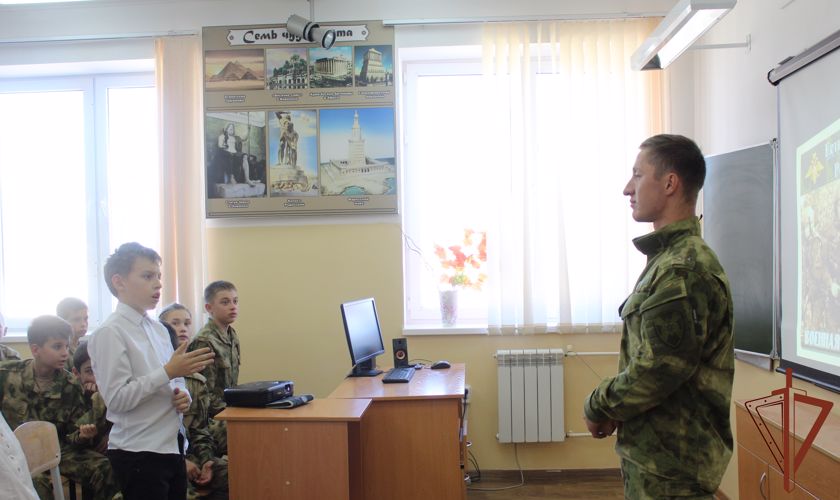 Курсанты Росгвардии провели урок мужества с кадетами ведомственной школы в Грозном