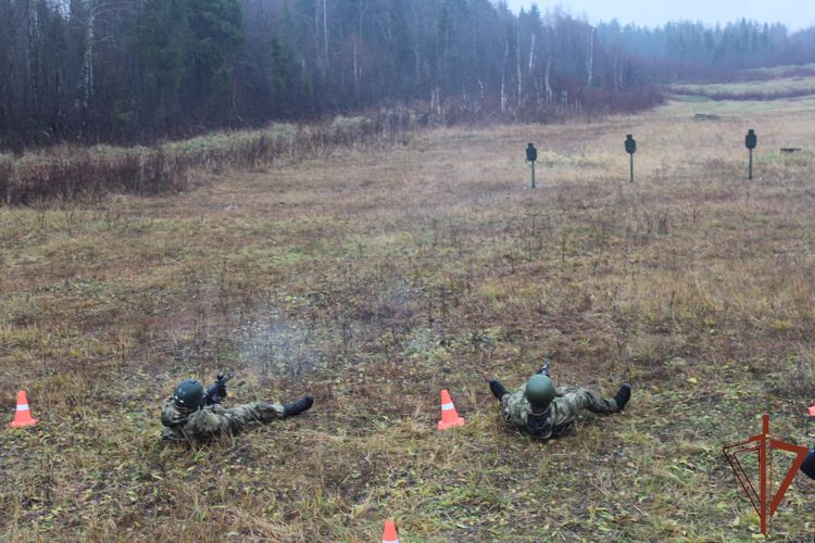 Сотрудники вологодского ОМОН Росгвардии провели учебные стрельбы из различных видов оружия