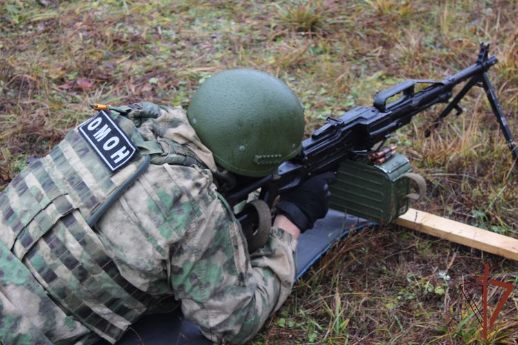 Сотрудники вологодского ОМОН Росгвардии провели учебные стрельбы из различных видов оружия