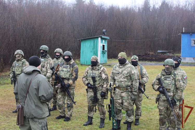 Сотрудники вологодского ОМОН Росгвардии провели учебные стрельбы из различных видов оружия