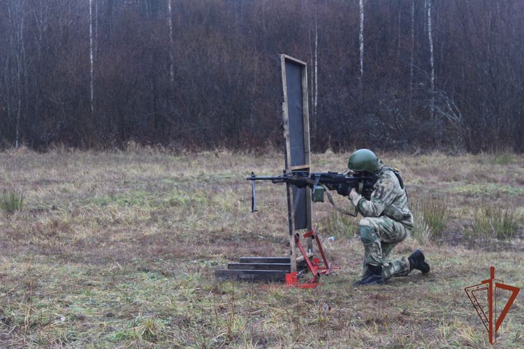 Сотрудники вологодского ОМОН Росгвардии провели учебные стрельбы из различных видов оружия
