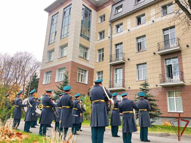 Оркестр Росгвардии выступил для пациентов covid-отделения питерской больницы (видео) 