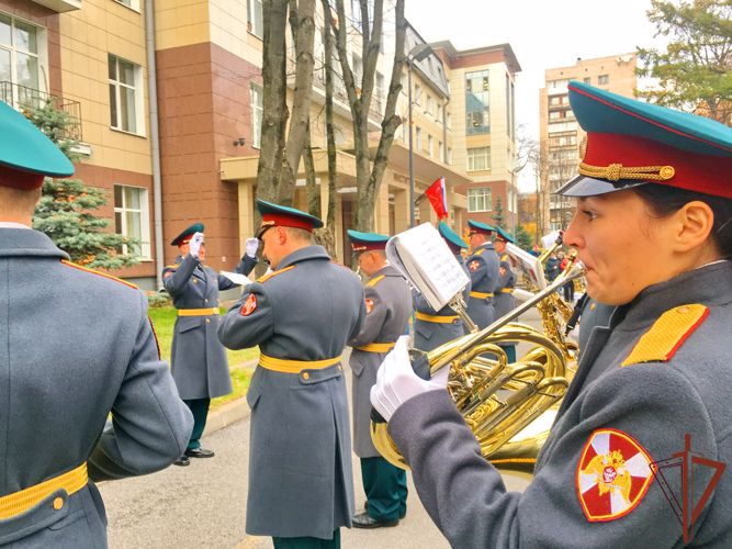 Оркестр Росгвардии выступил для пациентов covid-отделения питерской больницы (видео) 