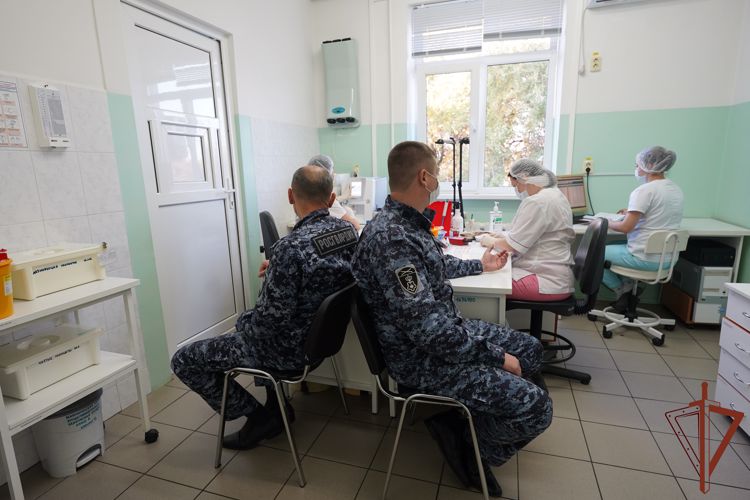 Более 40 росгвардейцев стали донорами крови для больниц Кубани