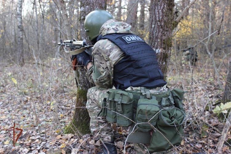 Бойцы брянского ОМОН Росгвардии провели полевой выход